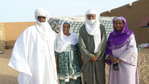 Mohamed sa femme avec la famille d'accueil